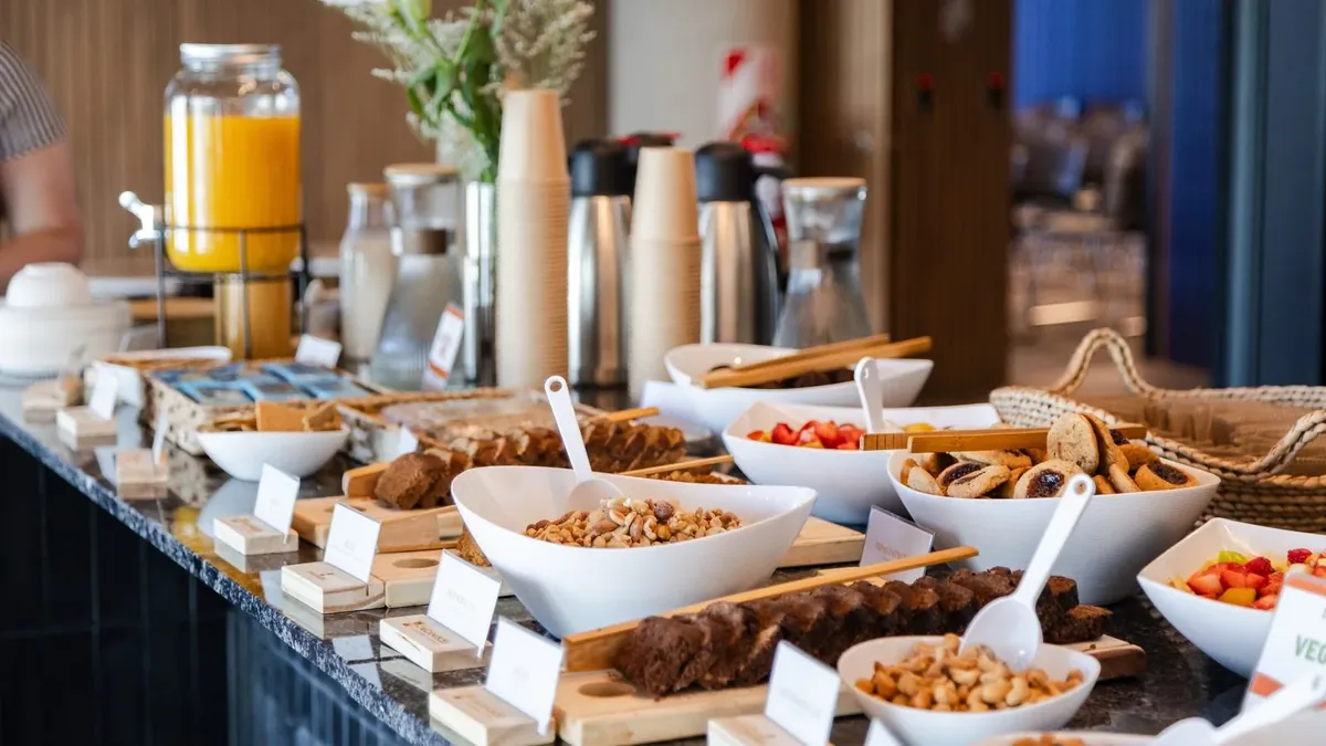 Catering saludable de Cascanueces en un evento corporativo: bowls de frutos secos, budines, cookies y fruta fresca