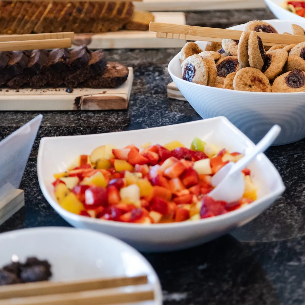 Ensalada de fruta fresca y cookies artesanales en un catering Cascanueces