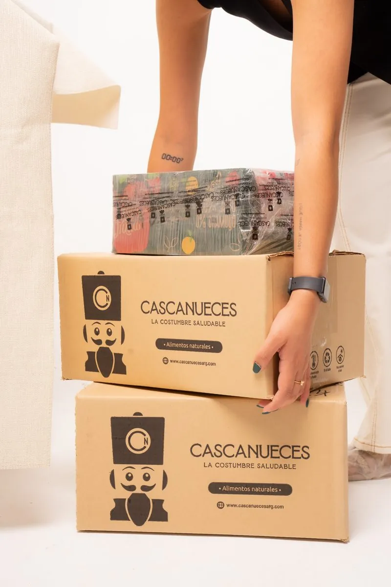 Cajas de Cascanueces con productos naturales llegando a destino