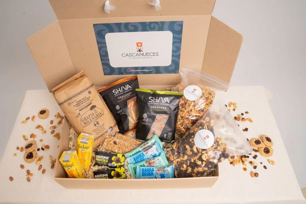 Gift box de Cascanueces con snacks saludables, frutos secos, crackers y yerba mate