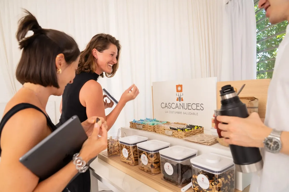 Colaboradoras eligiendo snacks en la Healthy Station de su oficina