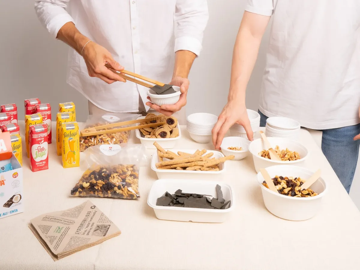 Equipo brindando con jugos naturales en un desayuno Ready-to-eat